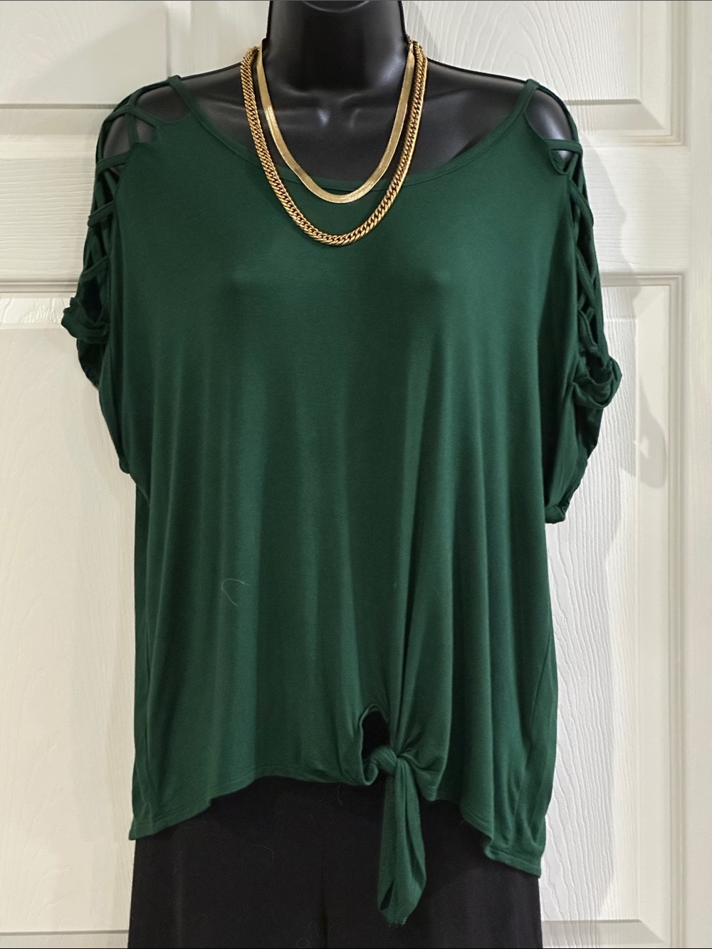 Women’s Size XL Dark Green No Boundaries Top With Lattice On The Shoulders